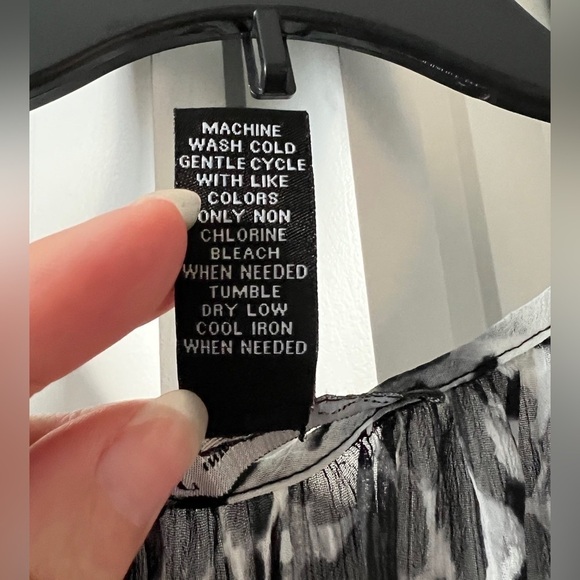 Inc Snow Leopard Long Sleeve Surplice Blouse Size 4 100% Polyester - Picture 2 of 9